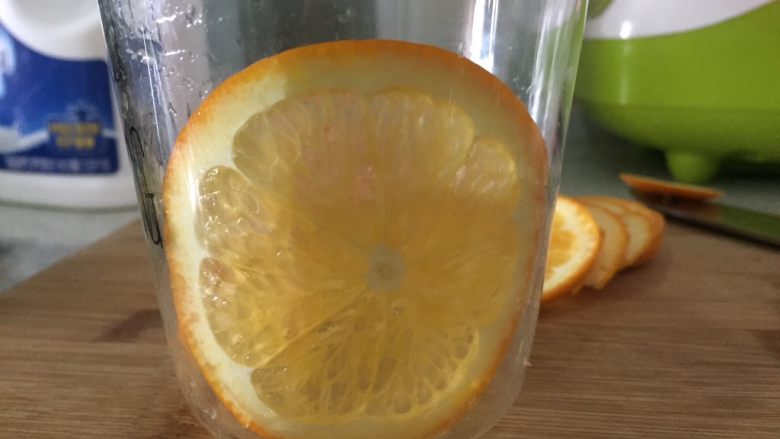 橙香酸奶杯,杯子靠边贴上橙片