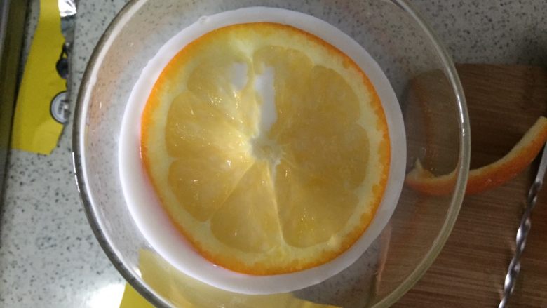 橙香酸奶杯,再倒入2厘米酸奶，放一片橙片