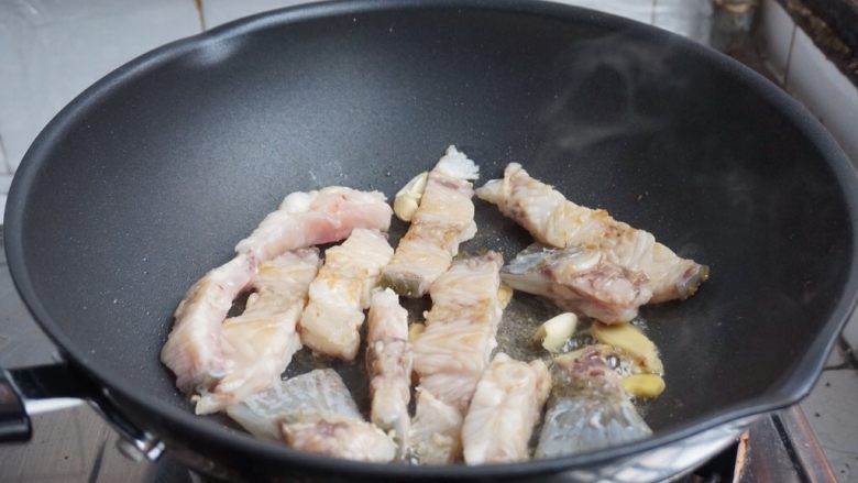 脆肉鲩鱼骨焖鸡,两面煎香