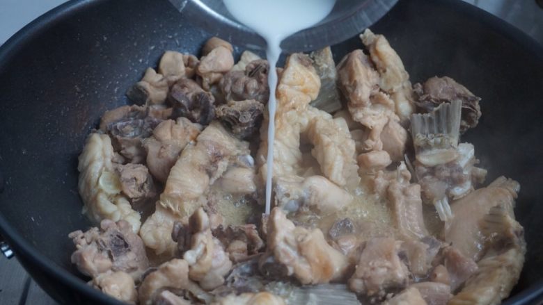 脆肉鲩鱼骨焖鸡,焖煮20分钟，最后用生粉勾芡收汁