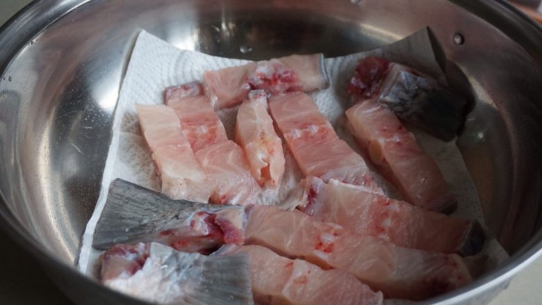 脆肉鲩鱼骨焖鸡,然后洗一下，再用厨房纸巾沥干水分