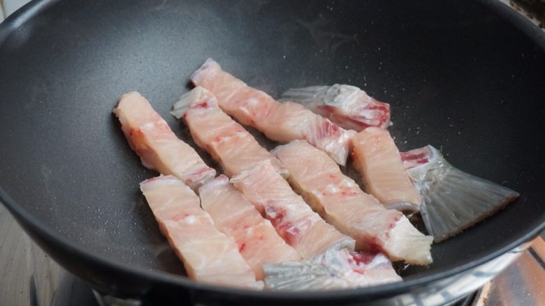 脆肉鲩鱼骨焖鸡,锅里加油、姜片，烧热后放入鱼骨