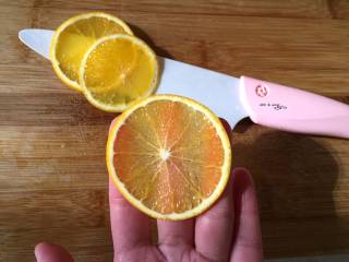 橙香蛋糕卷,切薄片，尽可能的薄切均匀