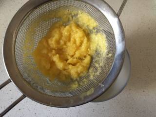 橙香蛋糕卷,过滤出橙汁备用