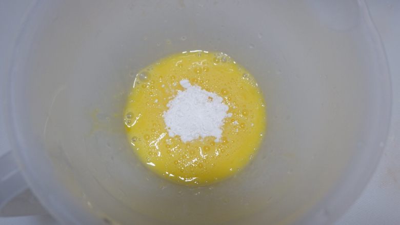 猪肉海苔鸡蛋卷,加入1勺淀粉搅拌均匀。