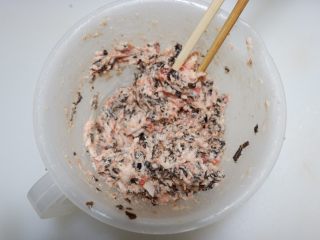 猪肉海苔鸡蛋卷,用筷子搅打至上劲，期间可以往里加少许清水。