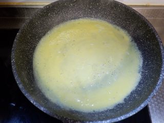 猪肉海苔鸡蛋卷,平底锅抹油，将蛋液倒入