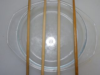 猪肉海苔鸡蛋卷,取出一个盘子。上面像图中这样铺上筷子。