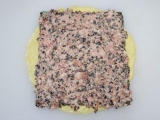 猪肉海苔鸡蛋卷,均匀的抹上肉泥。