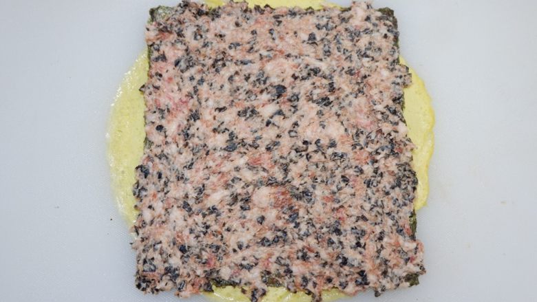 猪肉海苔鸡蛋卷,均匀的抹上肉泥。