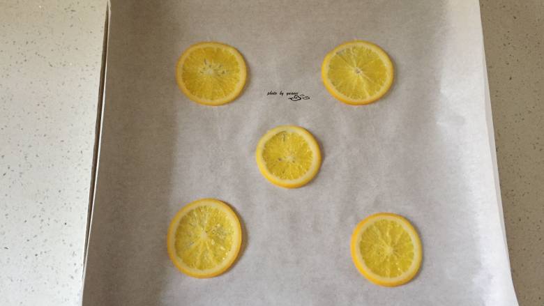 橙香蛋糕卷,放入装了油纸的烤盘中，如图