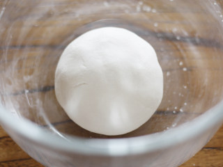 Q弹香甜的紅豆糯米餅,先用硅胶刀将面粉与水融合起来，然后再用手将其和成团。先用硅胶刀是为了防止水和面粉粘到手上，也可以直接用手和面的～
和好的面团放置5min备用