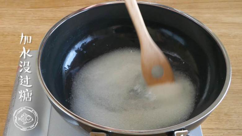 花生酥36m+（宝宝辅食）,白糖放入锅中，加水没过糖，开火煮~