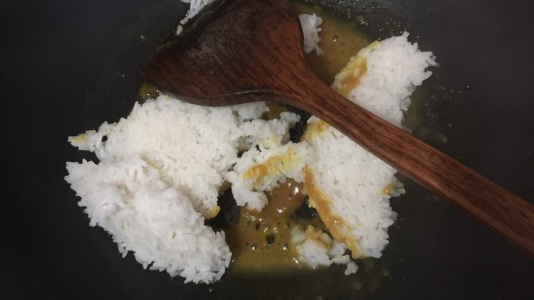 咖喱鸡腿包饭,锅里放入一块咖喱块，加入适量开水煮至咖喱融化，放入米饭