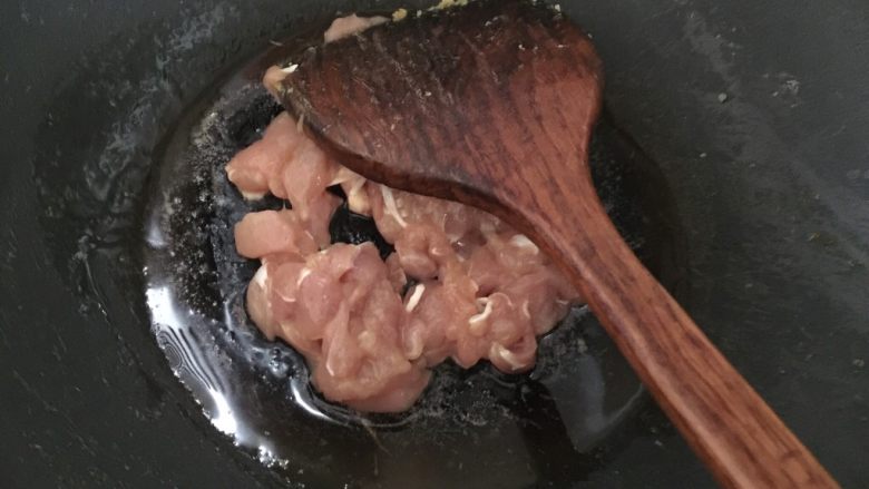 咖喱鸡腿包饭,然后锅里热油放入鸡肉炒至变色捞出备用