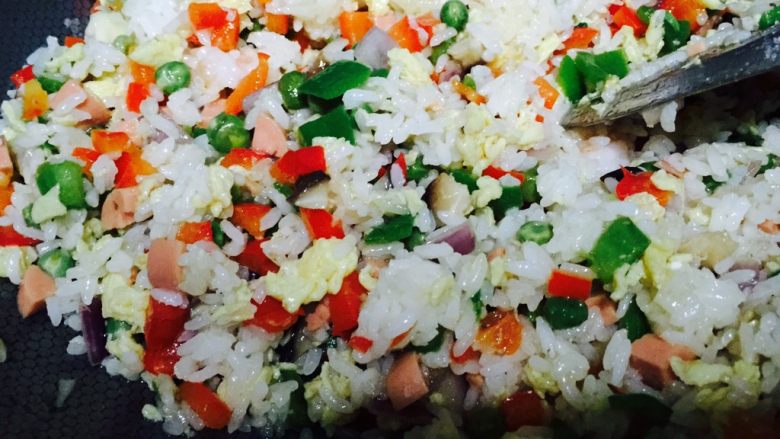 五彩菠萝炒饭,把米饭放入锅中跟所有的馅料一起炒一下