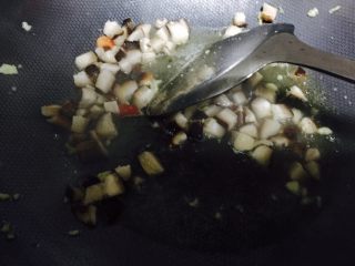 五彩菠萝炒饭,锅中留下余油，倒入香菇丁炒出香味