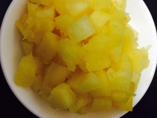 五彩菠萝炒饭,把刚才挖出的菠萝留一部分切成小丁备用