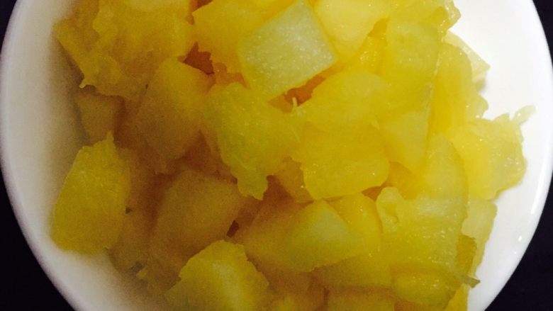 五彩菠萝炒饭,把刚才挖出的菠萝留一部分切成小丁备用