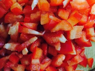 五彩菠萝炒饭,大红椒一个清洗干净沥干水分后，切成小丁备用。