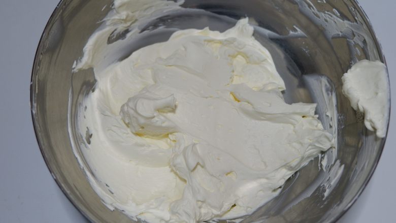 剩余麦芬大变身—椰香奶油蛋糕杯,打发至8成。