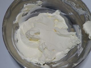 剩余麦芬大变身—可可脆片奶油蛋糕杯,打发至8成。