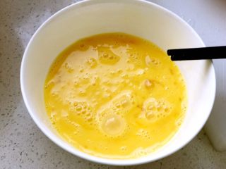 西红柿鸡蛋打卤面,3个鸡蛋打散，加1瓷勺的凉开水打匀，备用；