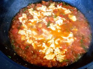 西红柿鸡蛋打卤面,调好味道后，加水出汤，再加鸡蛋炒匀，西红柿鸡蛋卤子做好啦；