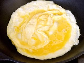 西红柿鸡蛋打卤面,蛋液下锅，中小火嫩炒，不要用大火，鸡蛋会老；