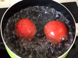 西红柿鸡蛋打卤面,放入沸水10秒左右捞出；