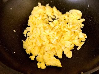西红柿鸡蛋打卤面,嫩炒鸡蛋出锅备用；