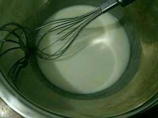可可旋风卷,玉米油和牛奶混合，搅打至乳化。