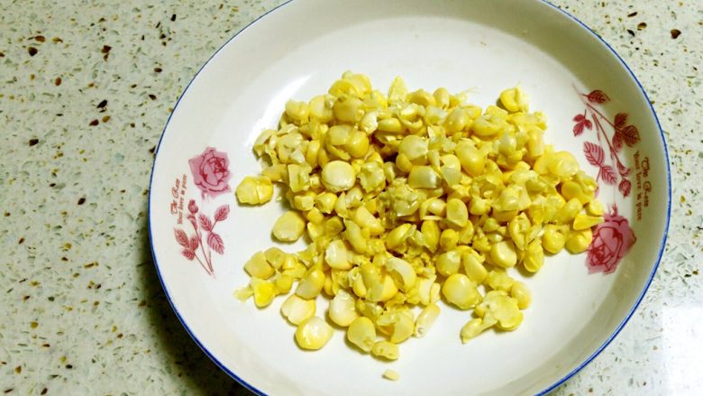 四色饺子,玉米🌽切丁备用，悄悄告诉你，我超级喜欢玉米