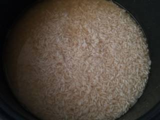 香肠香菇烧麦,浸泡后的糯米加入电饭煲，煮糯米的那个水就是泡香菇的水，水量只要超过米平面5毫米就好。