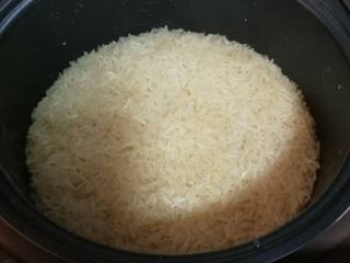 香肠香菇烧麦,按煮饭键将糯米饭煮熟。