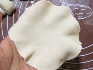 香肠香菇烧麦,将剂子擀成比饺子皮大点的中间厚点四周薄的圆片。