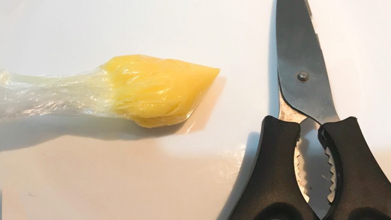 牛油果焗虾仁,用剪刀剪去保鲜袋的一小块尖角