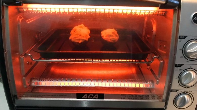 牛油果焗虾仁,把烤盘放入预热好的烤箱里，上下火200W，烤10分钟左右，沙拉酱上色即可