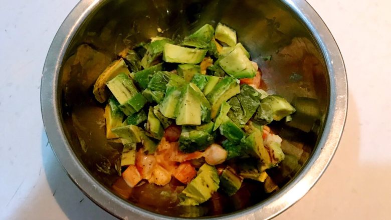 牛油果焗虾仁,把调好味的胡萝卜丁和虾仁放入一个大点儿的盆中，加入牛油果丁，调匀