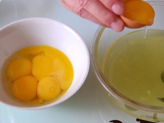 玉枕蛋糕,鸡蛋分离，蛋白中不要混入蛋黄奥！