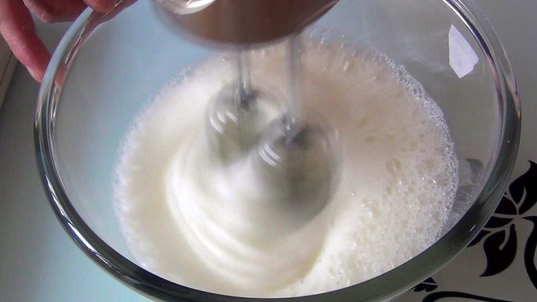 玉枕蛋糕,用打蛋器高速搅打30圈左右，细砂糖90克分三次加入。