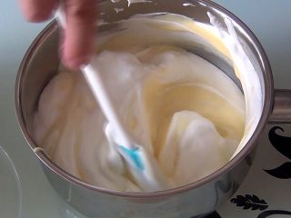 玉枕蛋糕,用切拌的方法拌匀蛋糕糊，再从底部向上翻拌。