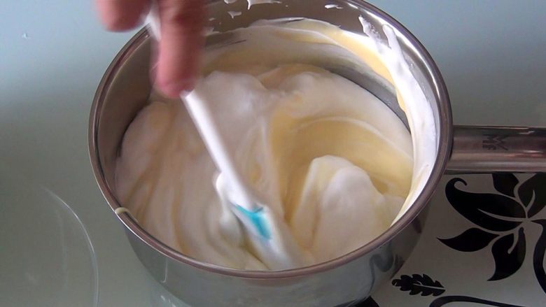 玉枕蛋糕,用切拌的方法拌匀蛋糕糊，再从底部向上翻拌。
