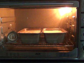 玉枕蛋糕,烤箱预热至150度，时间40分钟烤制。