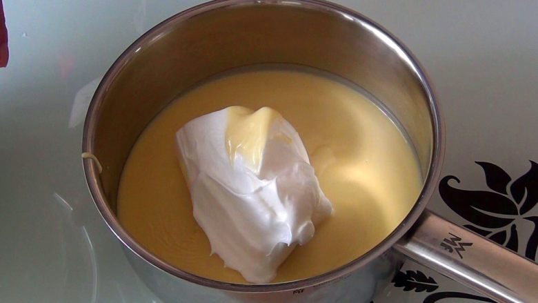 玉枕蛋糕,取三分之一的蛋白进蛋黄糊中。