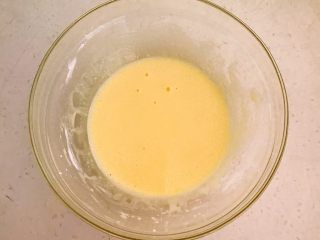 自制沙拉酱,充分调匀，让玉米油完全融入蛋液中