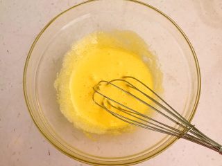 自制沙拉酱,把白糖完全融入蛋黄中