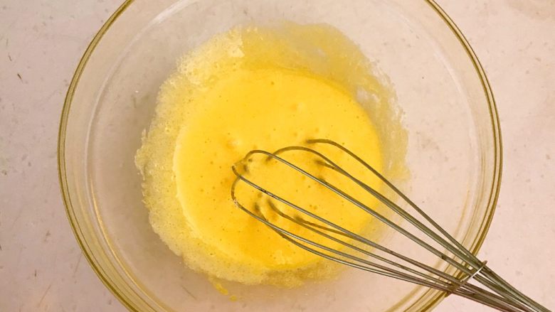自制沙拉酱,把白糖完全融入蛋黄中