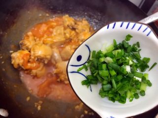 创意料理の蒜香茄汁鸡中翅,加小葱，翻炒均匀，即可