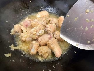 创意料理の蒜香茄汁鸡中翅,翻炒片刻